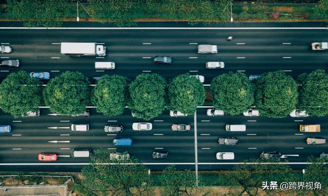 特斯拉使用售出车辆实际行驶的数十亿英里数据集来训练神经网络