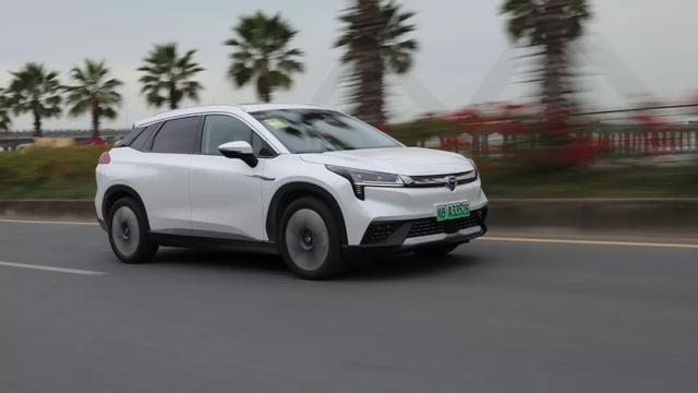 有它不看特斯拉！双12.3英寸曲面大屏，续航高达650km，7.9秒破百