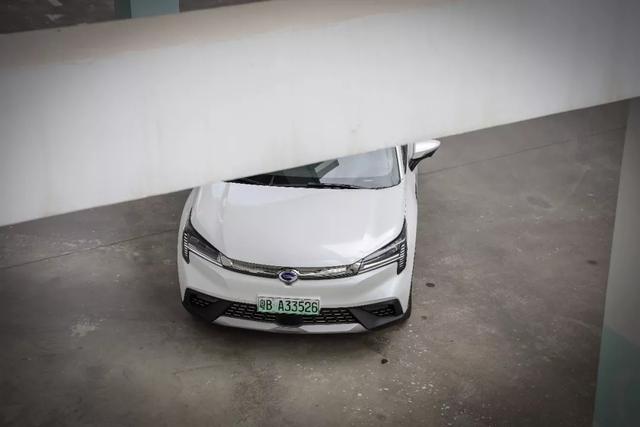 有它不看特斯拉！双12.3英寸曲面大屏，续航高达650km，7.9秒破百