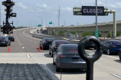 美国封闭一条高速为特斯拉拍摄服务