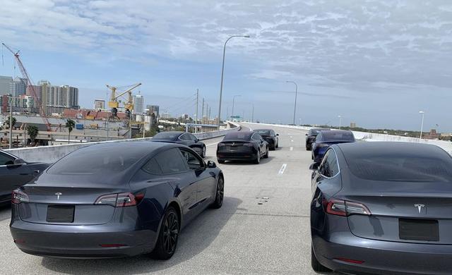 美国封闭一条高速为特斯拉拍摄服务