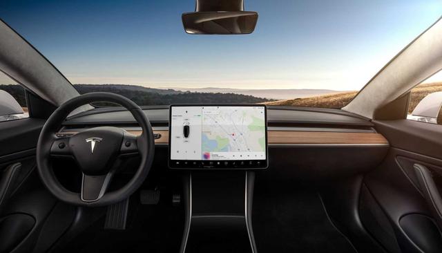 车未动也能坏？一位特斯拉车主收到信息推送后，让他很生气