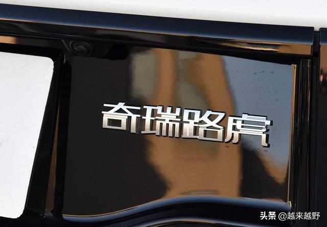 国产标掉价？新车到手就抠标，“野鸡变凤凰”行为暴露了谁的自卑