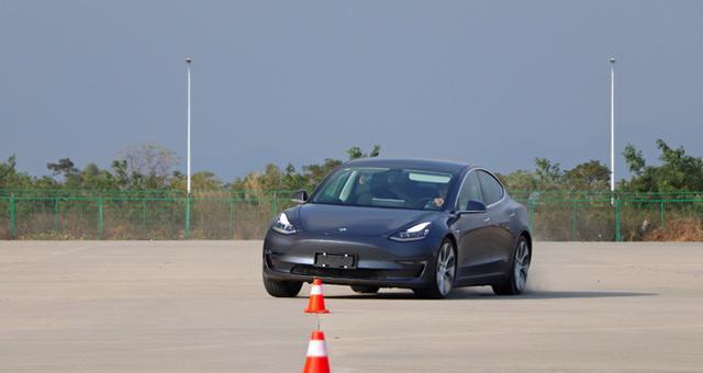 特斯拉Model 3性能版极限测试：这台车竟然能漂移