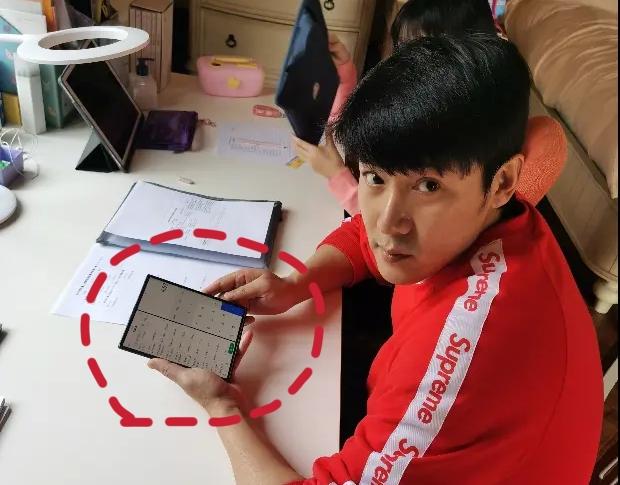 余承东公开“道歉”，华为“天价机”引热议，网友：京东方来背锅