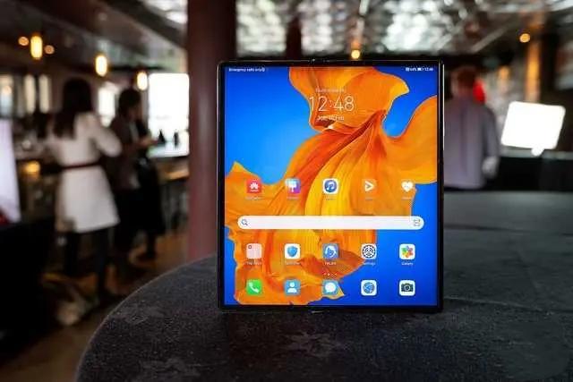 余承东公开“道歉”，华为“天价机”引热议，网友：京东方来背锅