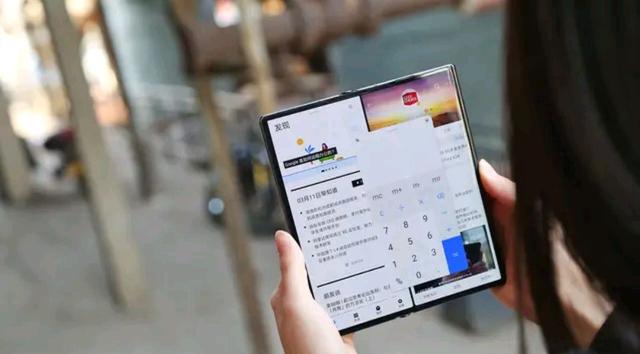 余承东公开“道歉”，华为“天价机”引热议，网友：京东方来背锅