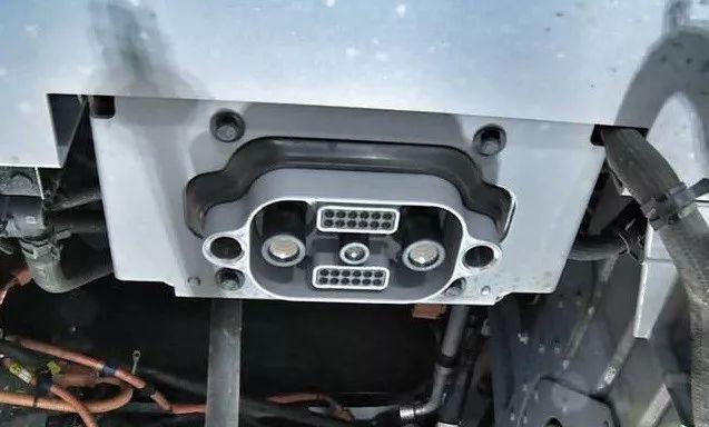 从一辆10万公里蔚来ES8拆解，看纯电动汽车的高压电安全设计