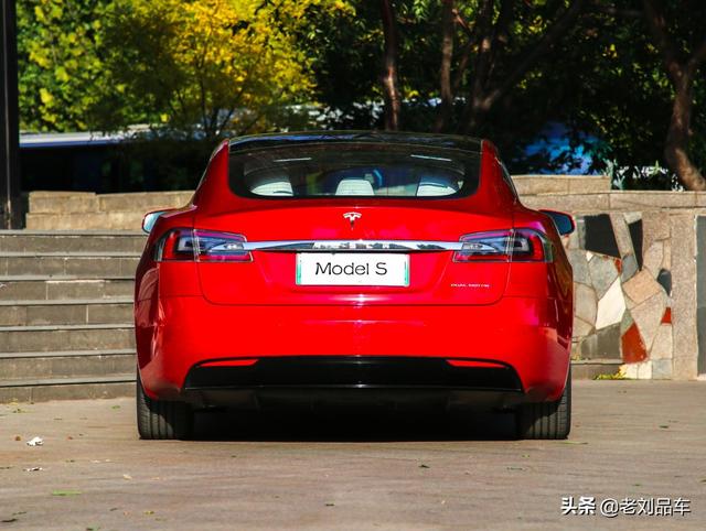 特斯拉Model S纯电超跑，续航680公里、百公里加速仅需2.6秒