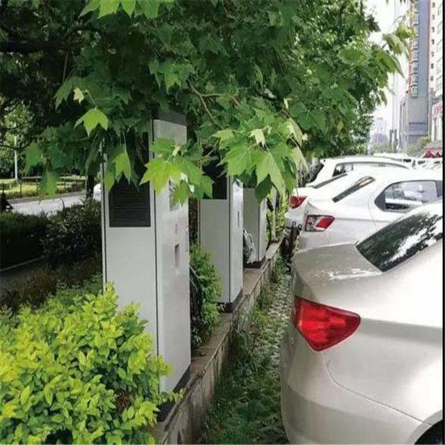 直流充电桩和交流充电桩给电动汽车充电过程中是如何工作的？