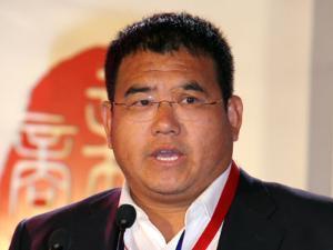 不止京东，这家企业名字也来自妻子，他英年早逝后，妻子又捐1亿