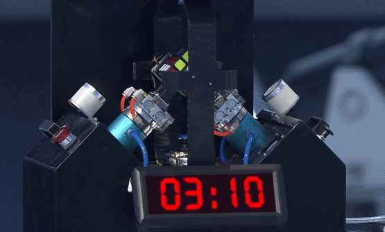 "火"了！北京"超级学霸"研发机器人登上央视，战胜世界吉尼斯纪录保持者！