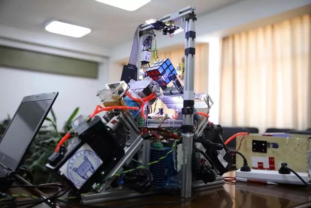 "火"了！北京"超级学霸"研发机器人登上央视，战胜世界吉尼斯纪录保持者！