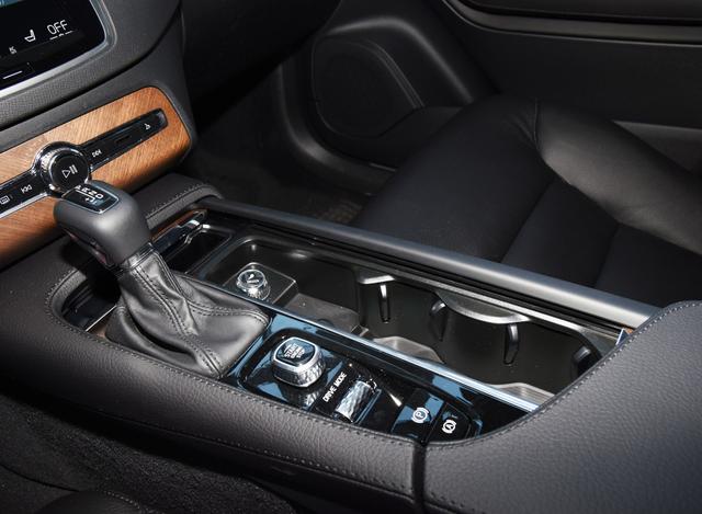 沃尔沃终于大爆发！新车霸气不输路虎，2.0T爆320马力，标配四驱