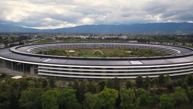 Apple Park最新无人机航拍画面显示COVID-19笼罩下的“鬼城”