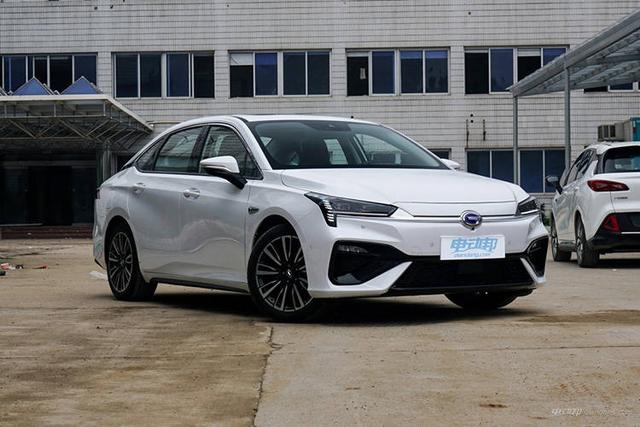 车市是否回暖？9款热门新能源汽车真实探店