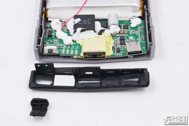 红魔推出的27W氘锋移动电源，拆完发现竟是个马甲版