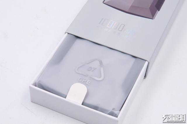 红魔推出的27W氘锋移动电源，拆完发现竟是个马甲版