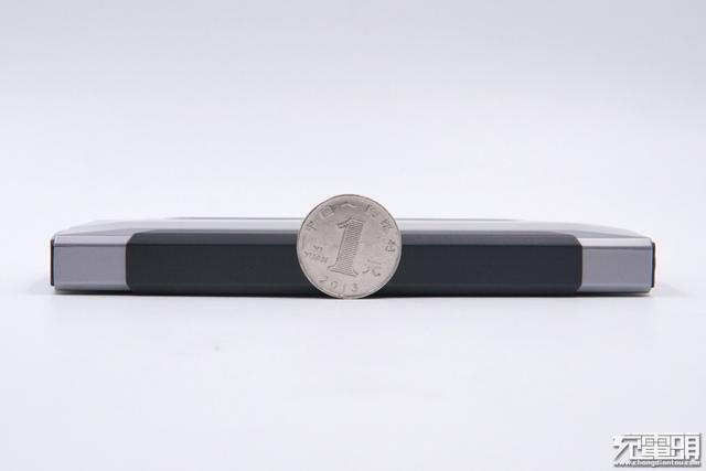 红魔推出的27W氘锋移动电源，拆完发现竟是个马甲版