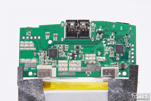 红魔推出的27W氘锋移动电源，拆完发现竟是个马甲版