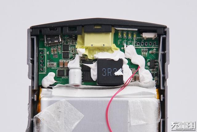 红魔推出的27W氘锋移动电源，拆完发现竟是个马甲版