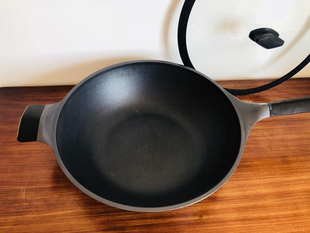 还是对年轻人下手了，小米推出超白金不粘锅，网友：值！