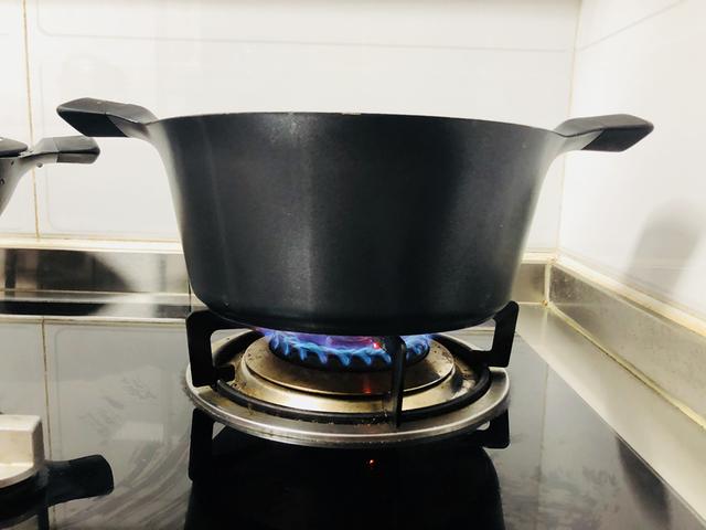 还是对年轻人下手了，小米推出超白金不粘锅，网友：值！