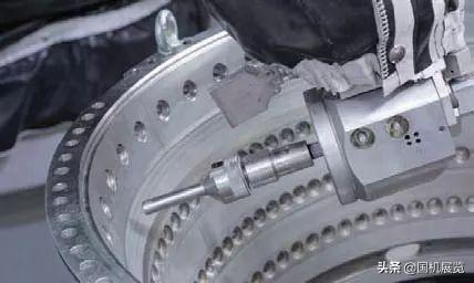 用超音速3D机器人水刀切割飞机发动机转子叶片，太酷炫了