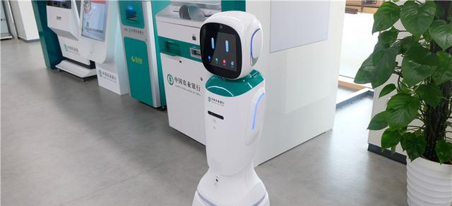 中国喷雾器机器人在国外火了，美国网友直言：是在同一个时代吗？