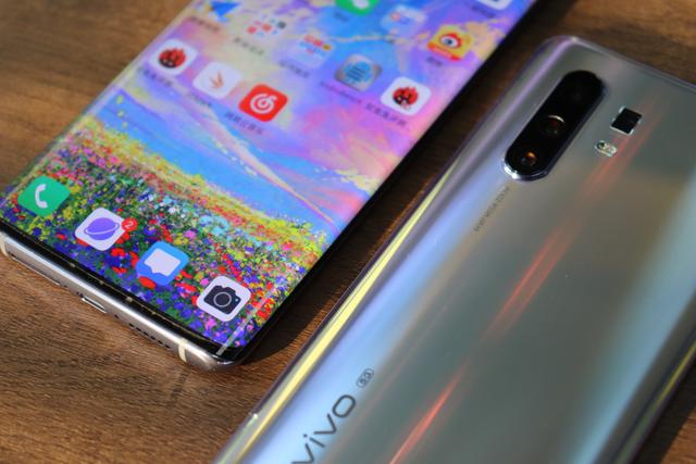 别纠结了！年度5G拍照手机已经出炉，提醒你：是V打头的