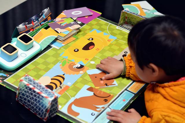 小米推出小木机器人，两个屏幕可同时操作，还支持多种桌游