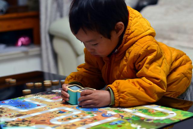 小米推出小木机器人，两个屏幕可同时操作，还支持多种桌游