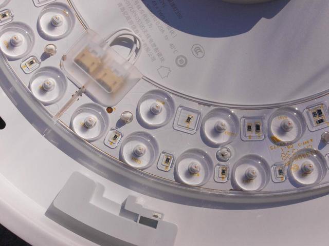 小客厅装小米8000流明大灯什么感受，开门的一瞬间会看到太阳吗