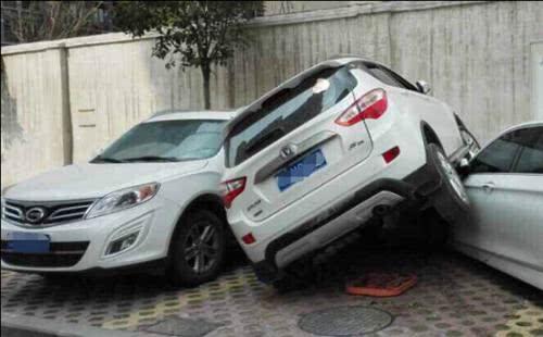 特斯拉乱占车位，2月拒接34个电话，回来一看“腿瘸了”