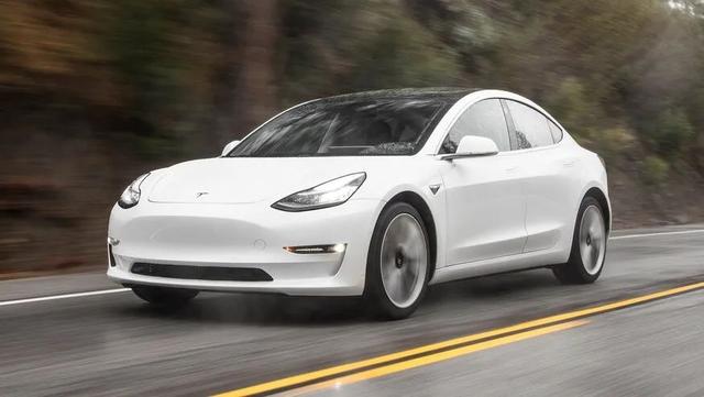 Model 3挑趴宝马3+捷尼赛思G70，豪华中级车试驾，结果很反转！