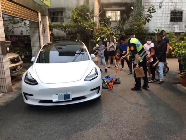 小孩骑自行车撞到特斯拉，交警举动惹笑众人，网友：认真的吗？