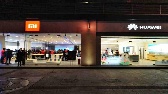 余承东终于回应小米挑衅，卢伟冰：友商手机看似苗条，实则病秧子