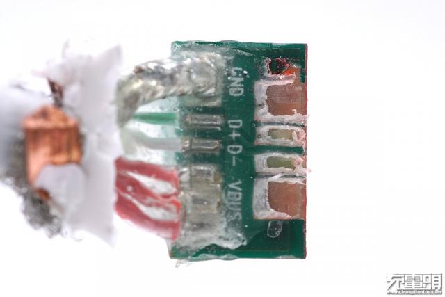 华为MagicPower 8A超大电流数据线内部这样设计，5A线都得靠边站