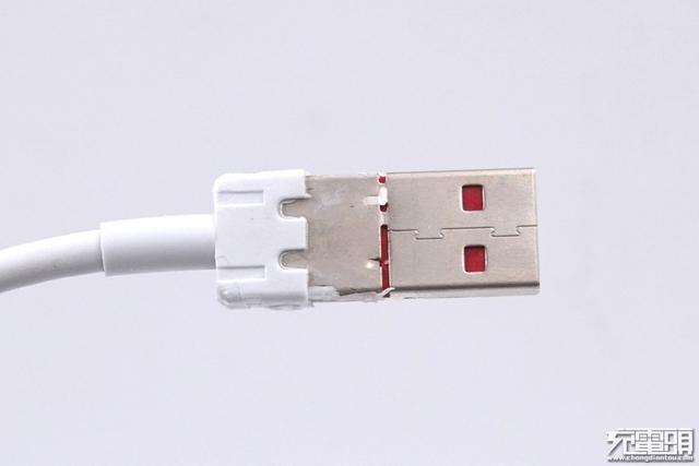 华为MagicPower 8A超大电流数据线内部这样设计，5A线都得靠边站