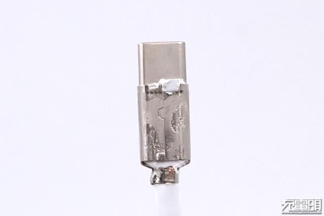 华为MagicPower 8A超大电流数据线内部这样设计，5A线都得靠边站