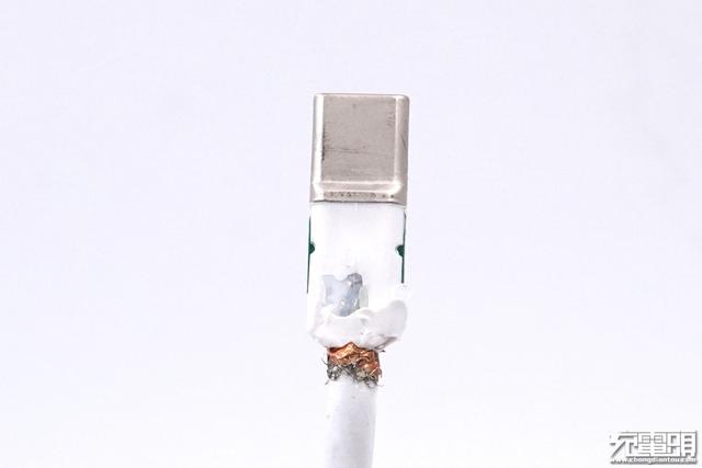 华为MagicPower 8A超大电流数据线内部这样设计，5A线都得靠边站