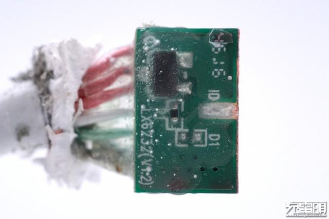 华为MagicPower 8A超大电流数据线内部这样设计，5A线都得靠边站