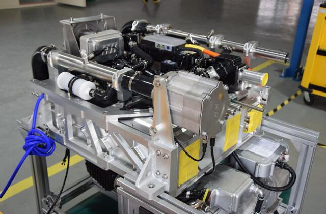 大连自贸片区研发生产出世界首款燃料电池重型轿车运输车