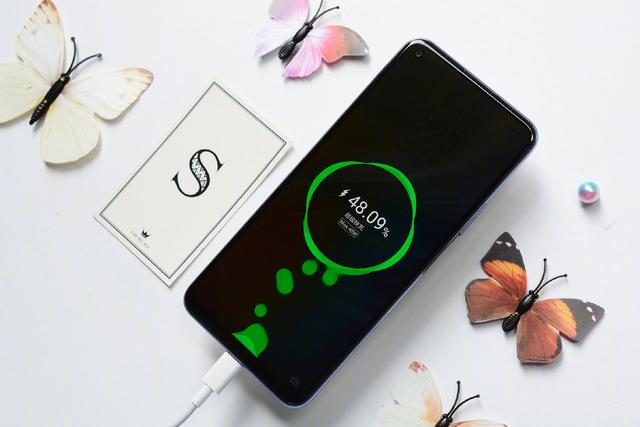 荣耀巅峰之作！麒麟820+6400万四摄+40W快充，差评率几乎为零