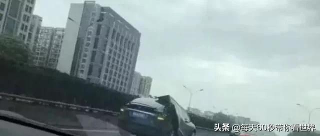 雨天遇见一辆特斯拉，远看很奇怪，车主在车里“泡澡”