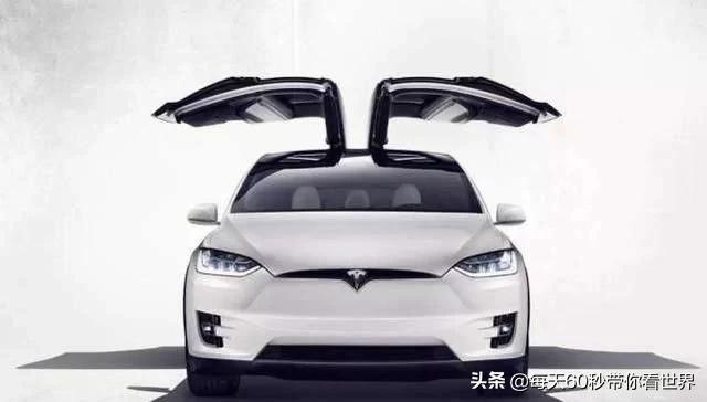 雨天遇见一辆特斯拉，远看很奇怪，车主在车里“泡澡”