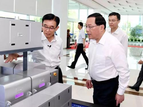 中国科技传来2大捷报，一周内光刻机和操作系统成功打破技术封锁
