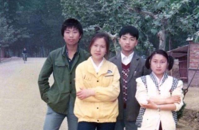 刘强东年轻时的照片,和现在奶茶妹妹相比,网友感叹:真让人心酸