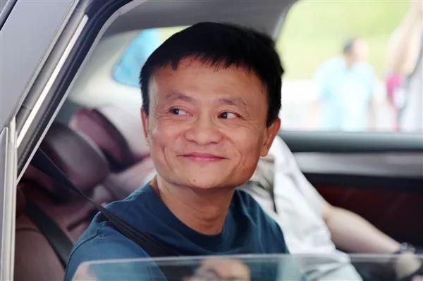 马云最后一天上班，场面太轰动！20年来，大佬们眼中的马云