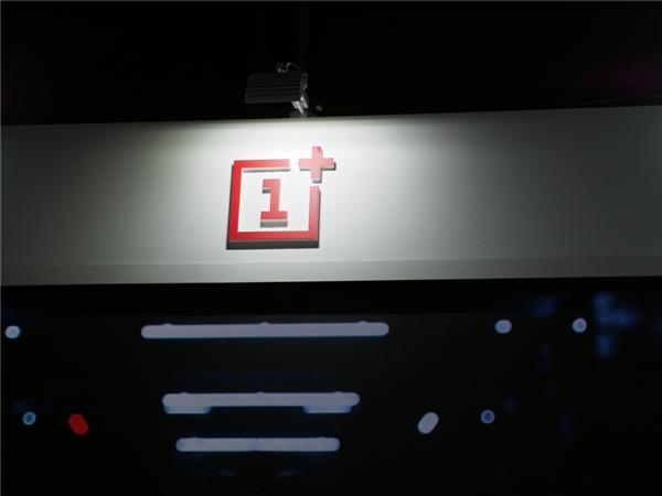 一加概念手机曝光，“潜隐式后摄”技术加持，蝙蝠侠要来了？
